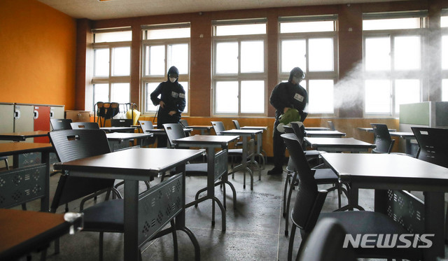 [서울=뉴시스] 박민석 기자 = 고등학교 3학년의 등교를 하루 앞둔 19일 오전 서울 종로구 경신고등학교에서 국군 장병들이 신종 코로나바이러스 감염증(코로나19) 예방을 위해 방역 작업을 하고 있다. 2020.05.19.&nbsp; mspark@newsis.com
