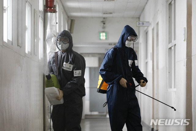 [서울=뉴시스] 박민석 기자 = 고등학교 3학년의 등교를 하루 앞둔 19일 오전 서울 종로구 경신고등학교에서 경신고 3학년 학부모들이 신종 코로나바이러스 감염증(코로나19) 예방을 위해 방역 작업을 하고 있다. 2020.05.19.&nbsp; mspark@newsis.com