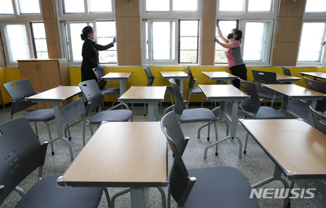 [서울=뉴시스] 박민석 기자 = 고등학교 3학년의 등교를 하루 앞둔 19일 오전 서울 종로구 경신고등학교에서 경신고 3학년 학부모들이 신종 코로나바이러스 감염증(코로나19) 예방을 위해 방역 작업을 하고 있다. 2020.05.19. mspark@newsis.com