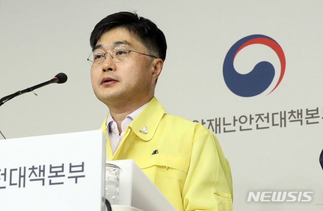 [세종=뉴시스]강종민 기자 = 윤태호 중앙사고수습본부 방역총괄반장(보건복지부 공공보건정책관)이 19일 오전 정부세종청사에서 고위험시설 핵심방역수칙 마련 등 신종 코로나바이러스 감염증(코로나19) 대응 현황을 브리핑 하고 있다. 2020.05.19.&nbsp; ppkjm@newsis.com