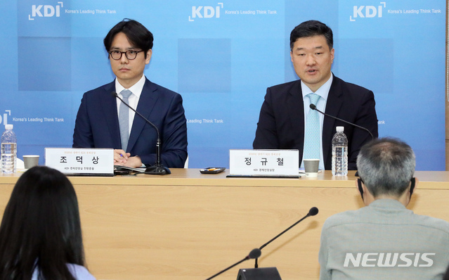 [세종=뉴시스]강종민 기자 = 정규철 한국개발연구원(KDI) 경제전망실장이 지난 19일 정부세종청사에서 현 경제상황 등을 설명하고 있다. 2020.05.20.&nbsp; ppkjm@newsis.com