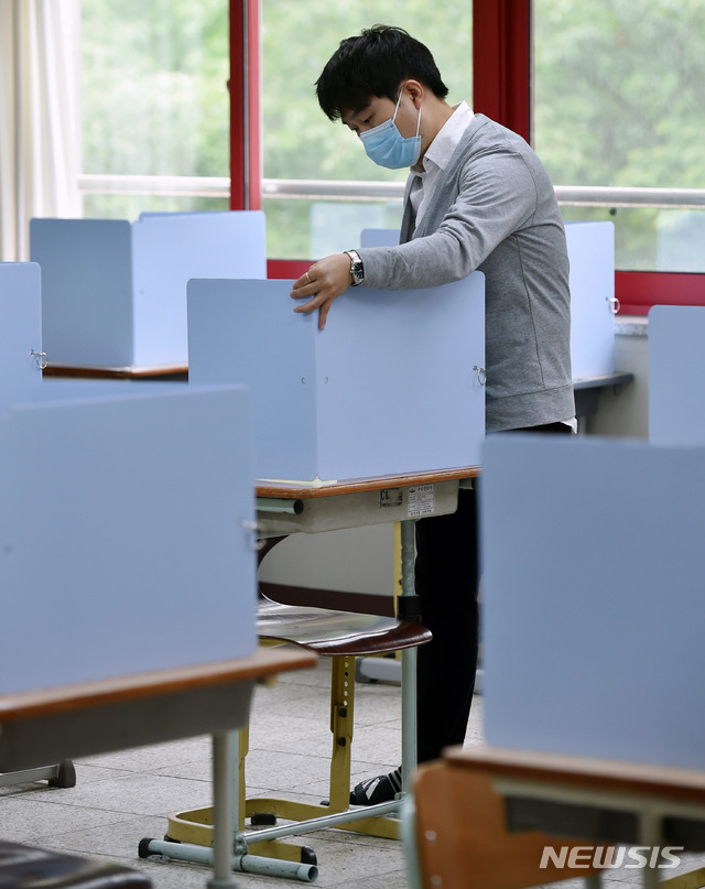 [대구=뉴시스] 이무열 기자 = 고등학교 3학년 학생 등교수업을 하루 앞둔 19일 오전 대구 수성구 정화여자고등학교 고3 교실에서 교사들이 신종 코로나바이러스 감염증(코로나19) 예방을 위해 급식 전용 칸막이를 설치하고 있다. 이 학교는 감염 경로를 최소화하기 위해 교실에서 담임, 부담임 교사가 배식을 지도하고 식사 후 책상 소독 및 환기 지도를 진행한다. 2020.05.19.lmy@newsis.com