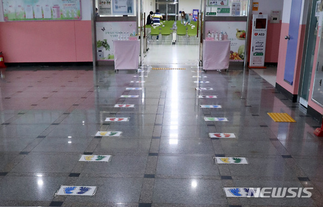 [인천=뉴시스] 이종철 기자 = 고3의 등교개학을 하루 앞둔 19일 오전 인천시 남동구 논현고등학교 급식실 앞에 거리두기 발자국 스티커가 붙어 있다. 2020.05.19. jc4321@newsis.com