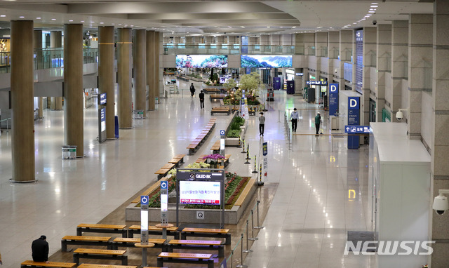 [인천공항=뉴시스] 고범준 기자 = 신종 코로나바이러스 감염증(코로나19) 확산세가 지속되고 있는 19일 인천국제공항 제1터미널 입국장이 한산한 모습을 보이고 있다. 2020.05.19. bjko@newsis.com