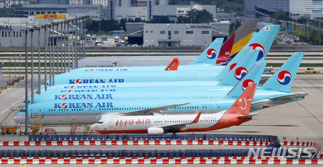 [인천공항=뉴시스] 고범준 기자 = 대한항공이 신종 코로나바이러스 감염증(코로나19)으로 중단했던 미주, 동남아, 중국 등 일부 국제선 노선의 운항을 오는 6월부터 재개한다. 기존 13개에서 32개까지 늘리고, 주 55회에서 주 146회로 운항 횟수도 확대할 방침이다. 사진은 19일 오후 인천국제공항 주기장에 대한항공 여객기들이 보이고 있다. 2020.05.19.&nbsp;&nbsp; bjko@newsis.com
