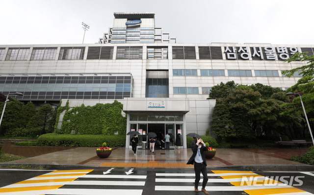 [서울=뉴시스]홍효식 기자 = 삼성서울병원 간호사 4명이 신종 코로나바이러스 감염증(코로나19)에 감염됐다고 확인된 19일 서울 강남구 삼성서울병원에 내원객들이 오가고 있다. 2020.05.19.&nbsp; yesphoto@newsis.com