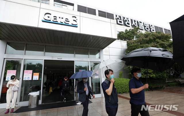 [서울=뉴시스]홍효식 기자 = 삼성서울병원 간호사 4명이 신종 코로나바이러스 감염증(코로나19)에 감염됐다고 확인된 19일 서울 강남구 삼성서울병원에 내원객들이 오가고 있다. 2020.05.19.&nbsp; yesphoto@newsis.com