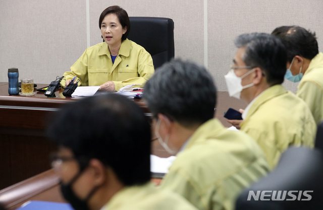 [세종=뉴시스]강종민 기자 = 유은혜 부총리 겸 교육부 장관이 고3 등교 개학을 하루 앞둔 19일 오후 정부세종청사에서 열린 신학기 개학 준비 추진단 시도 부교육감 영상 회의에서 모두발언을 하고 있다. 2020.05.19.&nbsp; ppkjm@newsis.com