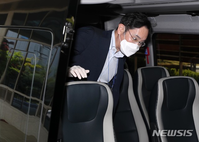 [서울=뉴시스]조수정 기자 = 신종 코로나바이러스 감염증(코로나19) 사태 이후 첫 중국 출장을 마친 이재용 삼성전자 부회장이 19일 서울 김포비즈니스항공센터(SGBAC)를 통해 귀국, 차량에 탑승해 있다. 2020.05.19.&nbsp; photo@newsis.com