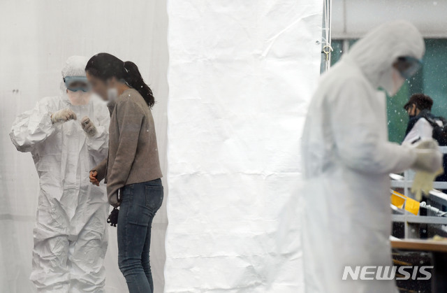 [서울=뉴시스]홍효식 기자 = 삼성서울병원 간호사 4명이 신종 코로나바이러스 감염증(코로나19)에 감염됐다고 확인된 19일 서울 강남구 삼성서울병원 주차장에 마련된 선별진료소에서 의료진이 병원 관계자의 검체를 채취하고 있다. 2020.05.19. photo@newsis.com