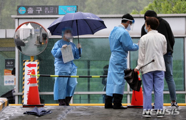 [서울=뉴시스]홍효식 기자 = 삼성서울병원 간호사 4명이 신종 코로나바이러스 감염증(코로나19)에 감염됐다고 확인된 19일 서울 강남구 삼성서울병원 주차장에 마련된 선별진료소에서 의료진들이 업무를 보고 있다. 2020.05.19.    photo@newsis.com