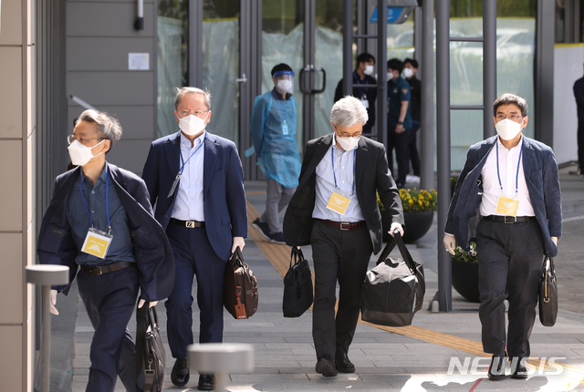 [서울=뉴시스] 조수정 기자 = 삼성전자 진교영 사장 등 주요 경영진이 2박 3일간의 중국 출장을 마치고 19일 오후 김포공항을 통해 귀국, 코로나19 진단검사를 받기 위해 경기도의 한 정부지정 임시생활시설로 들어서고 있다. 이 부회장 일행은 진단검사를 받은 뒤 각자 배정된 방에서 결과가 나오기까지 대기한다. 사흘간의 짧은 출장 일정을 위해 코로나19 진단검사를 3차례 받았다고 전했다. 2020.05.19. chocrystal@newsis.com