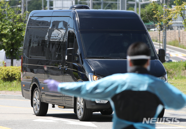 [서울=뉴시스] 2박 3일간의 중국 출장을 마치고 19일 오후 김포공항을 통해 귀국한 이재용 삼성전자 부회장이 탄 벤츠의 밴 '스프린터' 차량이 경기도의 한 정부지정 임시생활시설에 도착하고 있다. 뉴시스DB 2020.05.19.