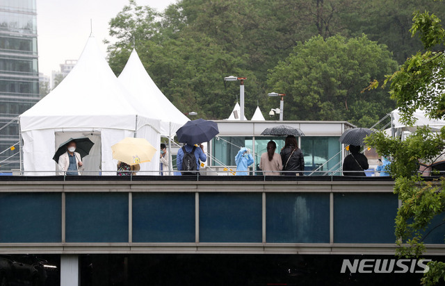 [서울=뉴시스]홍효식 기자 = 삼성서울병원 간호사 4명이 신종 코로나바이러스 감염증(코로나19)에 감염됐다고 확인된 19일 서울 강남구 삼성서울병원 주차장에 마련된 선별진료소에서 병원 관계자들이 코로나19 검사를 받기 위해 대기하고 있다. 2020.05.19.&nbsp; yesphoto@newsis.com