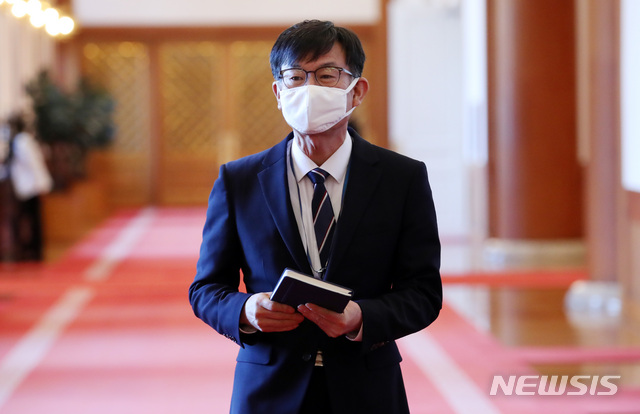 [서울=뉴시스]박영태 기자 = 김상조 정책실장이 19일 오후 청와대에서 열린 유연상 신임 경호처장 임명장 수여식에 참석하고 있다. 2020.5.19. since1999@newsis.com