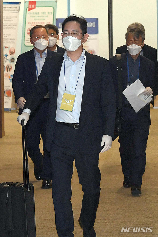 [서울=뉴시스]조수정 기자 = 신종 코로나바이러스 감염증(코로나19) 사태 이후 첫 중국 출장을 마친 이재용 삼성전자 부회장이 19일 오후 서울 김포비즈니스항공센터(SGBAC)를 통해 귀국하고 있다. 2020.05.19. photo@newsis.com