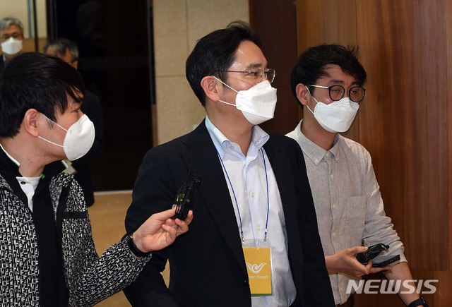 [서울=뉴시스]조수정 기자 = 신종 코로나바이러스 감염증(코로나19) 사태 이후 첫 중국 출장을 마친 이재용 삼성전자 부회장이 19일 오후 서울 김포비즈니스항공센터(SGBAC)를 통해 귀국하고 있다. 2020.05.19.&nbsp; photo@newsis.com