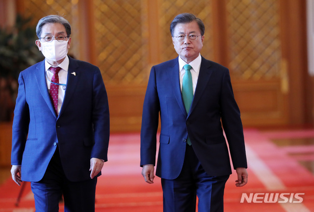 [서울=뉴시스]박영태 기자 = 문재인 대통령이 19일 오후 청와대에서 유연상 신임 경호처장에게 임명장을 수여하기 위해 노영민 비서실장과 함께 이동하고 있다. 2020.5.19. since1999@newsis.com