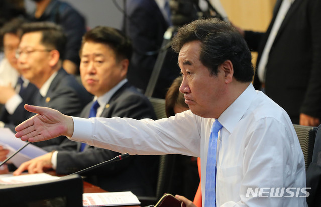 [서울=뉴시스] 장세영 기자 = 이낙연 더불어민주당 코로나19 국난극복위원장이 19일 서울 여의도 국회 의원회관에서 열린 '코로나19 이후 한국농정 어떻게 해야 하나' 토론회에 참석해 발언을 제안하고 있다. 2020.05.19.&nbsp; photothink@newsis.com