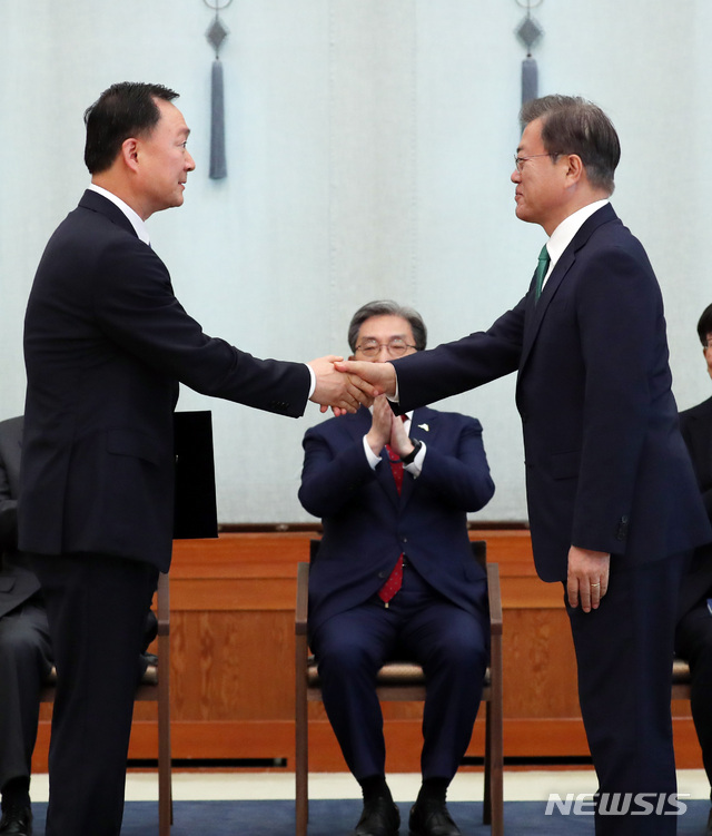 [서울=뉴시스]박영태 기자 = 문재인 대통령이 19일 오후 청와대에서 유연상 신임 경호처장에게 임명장을 수여한 후 악수하고 있다. 2020.5.19.since1999@newsis.com