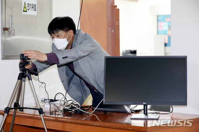 [서울=뉴시스]김병문 기자 = 고등학교 3학년 등교일을 하루 앞둔 19일 오후 서울 종로구 경복고등학교에서 교사가 열화상카메라를 설치하고 있다. 2020.05.19.  dadazon@newsis.com