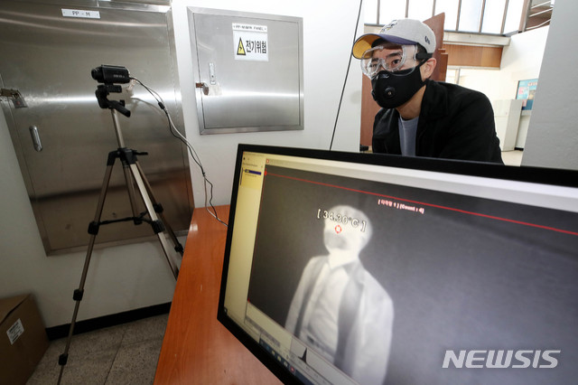 [서울=뉴시스]김병문 기자 = 고등학교 3학년 등교일을 하루 앞둔 19일 오후 서울 종로구 경복고등학교에서 교사들이 열화상카메라를 설치하고 있다. 2020.05.19.&nbsp; dadazon@newsis.com
