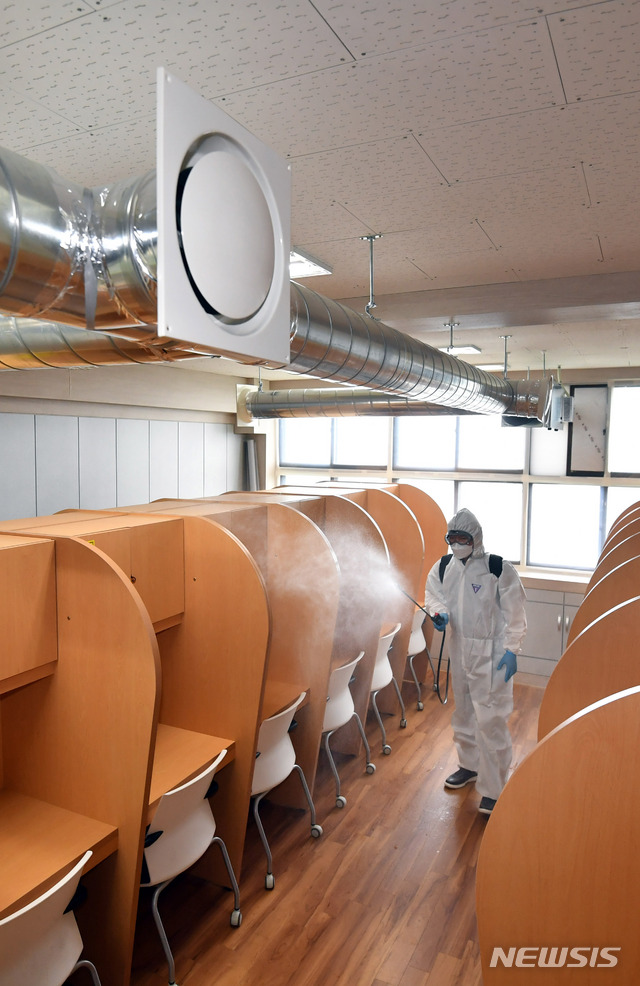 [부산=뉴시스] 하경민 기자 = 고등학교 3학년 학생부터 순차적 등교수업 시작을 하루 앞둔 19일 오후 부산 중구 부산디지털고등학교 정독실에 마련된 음압기능 일시적 관찰실에서 교직원이 방역소독을 하고 있다. 이 학교는 코로나19 의심증상 학생이 있을 경우 일시적으로 격리하기 위해 음압실을 조성했으며, 이 곳에 설치된 시스템은 스위치 조절방향에 따라 정독실로 활용시 공기청정 효과를, 일시적 관찰실로 활용시 음압효과를 내도록 만들어졌다. 2020.05.19. yulnetphoto@newsis.com