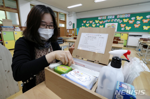 [서울=뉴시스] 이영환 기자 = 19일 오후 서울 성동구 금북초등학교 교실에서 김혜진 보건선생님이 학생들의 등교를 앞두고 감염병 예방과 응급처치를 위한 키트를 정리하고 있다. 김혜진 선생님은 "교육부 학생 감염병 예방·위기 대응 매뉴얼에 따른 물품에 추가적으로 학생들이 자주 사용하는 물품을 추가해 보건실을 찾은 학생들이 서로 접촉하는 것을 예방할 수 있다"고 전했다. 2020.05.19. 20hwan@newsis.com