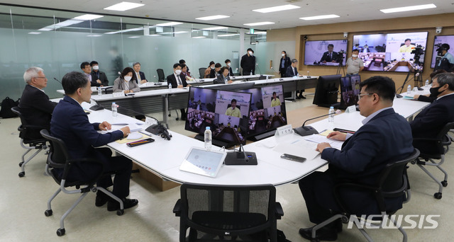 [서울=뉴시스]박주성 기자 = 박능후 중앙재난안전대책본부 1차장(보건복지부 장관)이 19일 오후 서울 서초구 건강보험심사평가원 전문가 자문회의장에서 열린 제4차 생활방역위원회에서 모두발언을 하고 있다. 2020.05.19.&nbsp; park7691@newsis.com