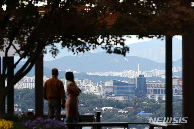 [서울=뉴시스] 박미소 기자 = 서울에 비가 그친 19일 오후 서울 중구 남산에서 바라본 서울 시내가 뚜렷하게 보이고 있다. 2020.05.19.  misocamera@newsis.com