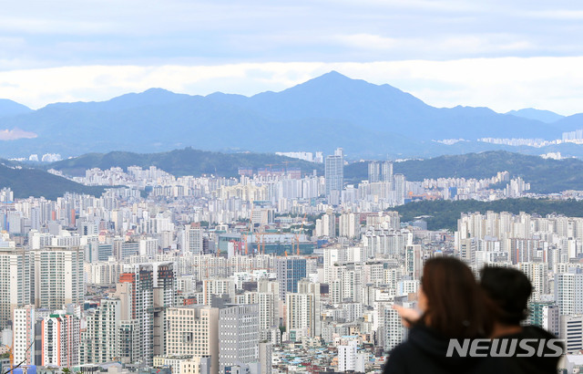 [서울=뉴시스] 박미소 기자 = 지난 19일 오후 서울 중구 남산에서 바라본 서울 시내가 뚜렷하게 보이고 있다. 2020.05.19. misocamera@newsis.com