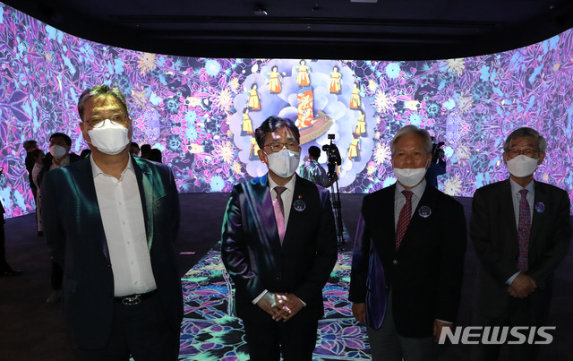 [서울=뉴시스] 박미소 기자 = 박양우(왼쪽 두번째) 문화체육관광부 장관을 비롯한 참석자들이 19일 오후 서울 용산구 국립중앙박물관의 디지털 실감영상관 1관에서 실감콘텐츠를 관람하고 있다. 1관은 프로젝션맵핑 기술로 보물 제1875호인 정선의 신묘년풍악도첩 등을 소재로 한 4종류의 고화질 첨단영상을 폭 60m, 높이 5m의 3면 파노라마를 통해 감상할 수 있다. 2020.05.19. misocamera@newsis.com