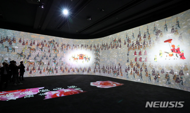 [서울=뉴시스] 박미소 기자 = 국립중앙박물관 디지털 실감영상관 개막식이 열린 19일 오후 서울 용산구 국립중앙박물관의 디지털 실감영상관 1관에서 참석자들이 실감콘텐츠를 관람하고 있다. 1관은 프로젝션맵핑 기술로 보물 제1875호인 정선의 신묘년풍악도첩 등을 소재로 한 4종류의 고화질 첨단영상을 폭 60m, 높이 5m의 3면 파노라마를 통해 감상할 수 있다. 2020.05.19. misocamera@newsis.com