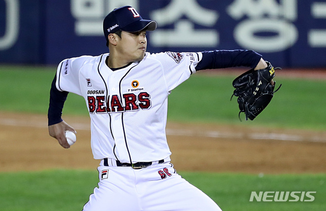 [서울=뉴시스] 이영환 기자 = 19일 오후 서울 송파구 잠실야구장에서 열린 2020 신한은행 SOL KBO리그 두산 베어스 대 NC 다이노스의 경기, 7회초 마운드에 오른 두산 이형범이 공을 던지고 있다. 2020.05.19. 20hwan@newsis.com