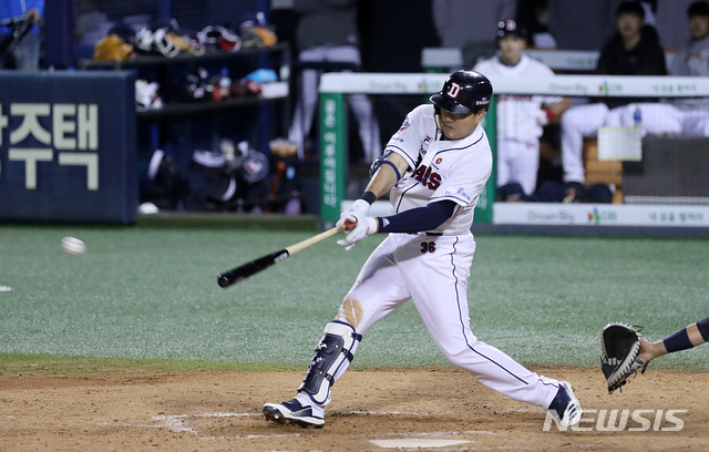 [서울=뉴시스] 이영환 기자 = 19일 오후 서울 송파구 잠실야구장에서 열린 2020 신한은행 SOL KBO리그 두산 베어스 대 NC 다이노스의 경기, 8회말 1사 1,2루에서 두산 오재일이 1타점 2루타를 날리고 있다. 2020.05.19.&nbsp; 20hwan@newsis.com