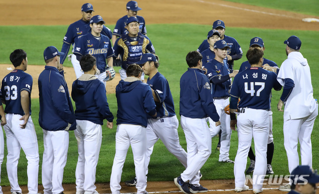 [서울=뉴시스] 이영환 기자 = 19일 오후 서울 송파구 잠실야구장에서 열린 2020 신한은행 SOL KBO리그 두산 베어스 대 NC 다이노스의 경기, 5대 4로 승리한 NC 선수들이 기뻐하고 있다. 2020.05.19.&nbsp;&nbsp;&nbsp; 20hwan@newsis.com