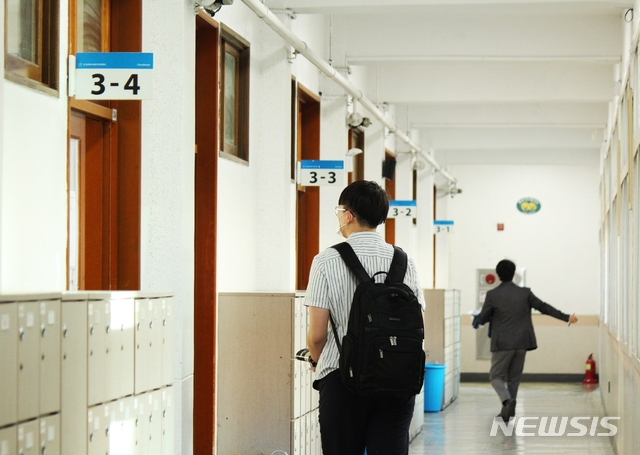 [대구=뉴시스]이지연 기자 = 20일 오전 대구 수성구 만촌동의 오성고 학생과 교사가 교실에 들어서고 있다. 2020.05.20. ljy@newsis.com 