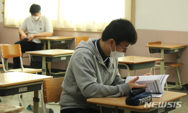 [대구=뉴시스]이지연 기자 = 20일 오전 대구 수성구 만촌동의 오성고 3학년 학생이 수업을 준비하고 있다. 2020.05.20. ljy@newsis.com