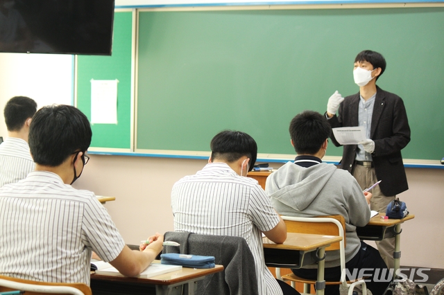 [대구=뉴시스]이지연 기자 = 20일 오전 대구 수성구 만촌동의 오성고 3학년의 한 학급에서 교사가 학생들을 만나고 있다. 2020.05.20. ljy@newsis.com