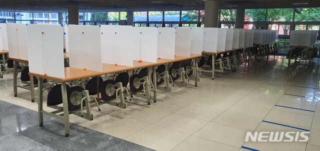[대구=뉴시스]이은혜 기자 = 20일 오전 3학년 등교 개학을 한 대구시 중구 경북여자고등학교 급식실 탁자에 코로나19 예방을 위한 칸막이가 설치돼 있다. 2020.05.20. ehl@newsis.com