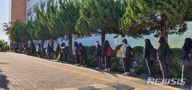 [대구=뉴시스]이은혜 기자 = 20일 오전 코로나19 여파로 올해 첫 등교를 한 대구시 중구 경북여자고등학교 3학년 학생들이 교문에서 교실까지 한 줄로 서서 이동하고 있다. 2020.05.20. ehl@newsis.com