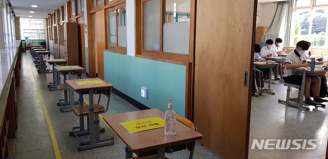 [창원=뉴시스] 홍정명 기자=고교 3학년 등교수업 첫날인 20일 오전 경남 창원시 성산구 창원남고등학교의 3학년 교실 복도에 손 소독제가 비치되어 있다.2020.05.20.&nbsp; hjm@newsis.com 