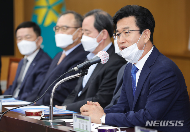 [대전=뉴시스]조명휘 기자 = 허태정 대전시장이 20일 오전 시청 대회의실에서 경제·사회단체장, 산하 기관장 등이 참석한 가운데 정부 긴급재난지원금 기부행사를 하면서 기부 취지를 설명하고 있다. (사진= 대전시 제공). 2020.05.20. photo@newsis.com