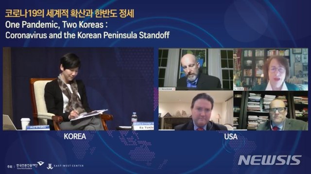 [서울=뉴시스] 20일 서울 프레스센터 20층 기자회견장에서 열린 2차 한미협동토론회인 '코로나19의 세계적 확산과 한반도 정세(One Pandemic, Two Koreas : Coronavirus and the Korean Peninsula Standoff)'에 화상회의 시스템을 참석한 미국 측 발제자들과 토론자들 (사진=한국언론진흥재단 제공) 2020.05.20. photo@newsis.com 