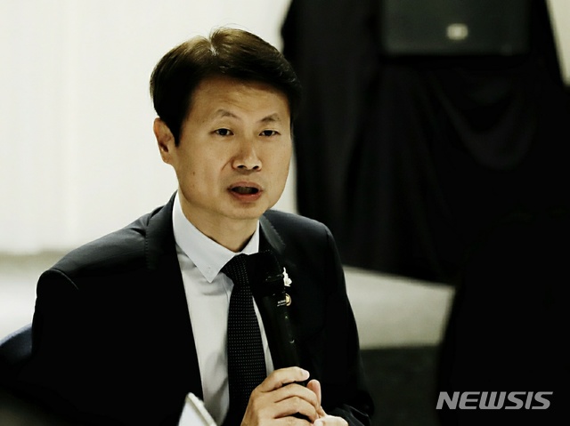 [서울=뉴시스]김강립 보건복지부 차관 겸 중앙재난안전대책본부 1총괄조정관이 20일 서울 종로구 인근에서 열린 출입기자단 오찬간담회에서 질문에 답을 하고 있다. 김 차관은 아직 국내 신종 코로나 바이러스 감염증(코로나19) 상황이 안정적이라고 판단할 수 없다고 강조했다. (사진=보건복지부 제공) 2020.05.20. photo@newsis.com