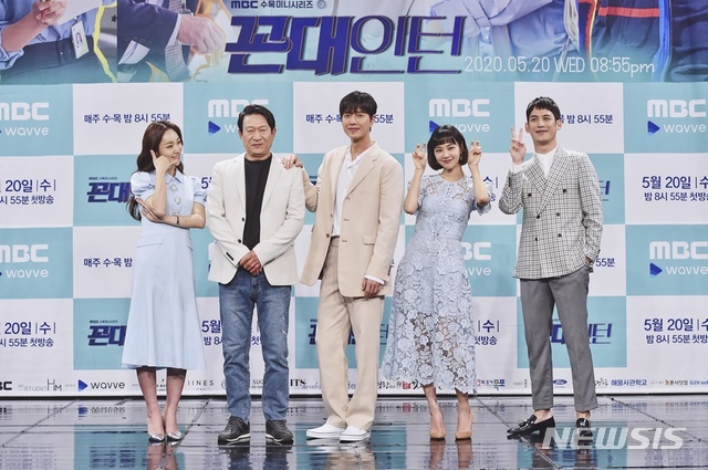 [서울=뉴시스] MBC 수목드라마 '꼰대인턴' 제작발표회에 참석한 탤런트 박아인(왼쪽부터), 김응수, 박해진, 한지은, 박기웅 (사진=MBC 제공) 2020.05.20. photo@newsis.com