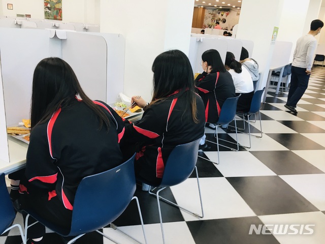 [양산=뉴시스] 홍정명 기자= 고3 등교수업 첫 날인 20일 점심 시간에 경남 양산시 효암고 학생들이 1인 칸막이가 설치된 학교급식소에서 식사를 하고 있다.(사진=경남도교육청 제공)&nbsp; photo@newsis.com 
