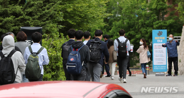 [서울=뉴시스] 전진환 기자 = 20일 오전 서울 종로구 경복고등학교에서 학생들이 등교하고 있다. 2020.05.20.  amin2@newsis.com