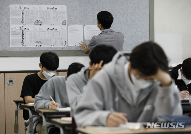 [서울=뉴시스] 박민석 기자 = 고등학교 3학년의 등교 수업 첫날인 20일 오전 서울 종로구 대신고등학교에서   3학년 담임교사가 입시 전형 안내표를 부착하고 있다. 2020.05.20. mspark@newsis.com