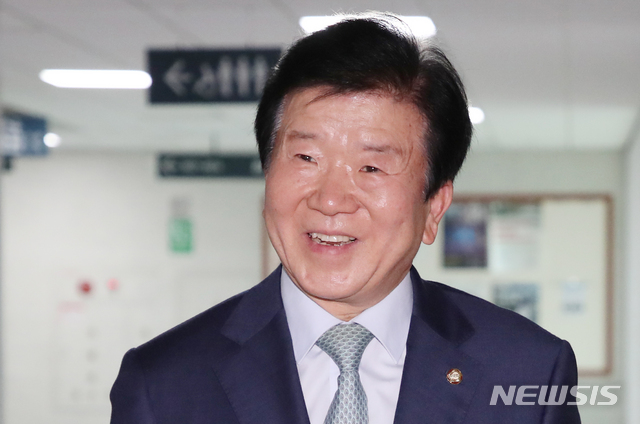 [서울=뉴시스]김명원 기자 = 21대 국회 첫 국회의장 후보로 사실상 추대된 박병석 더불어민주당 의원이 20일 오전 서울 여의도 국회 의원회관 의원실에 들어서고 있다. 2020.05.20. kmx1105@newsis.com